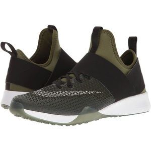 Nike women’s air zoom strong legion green size 8.5